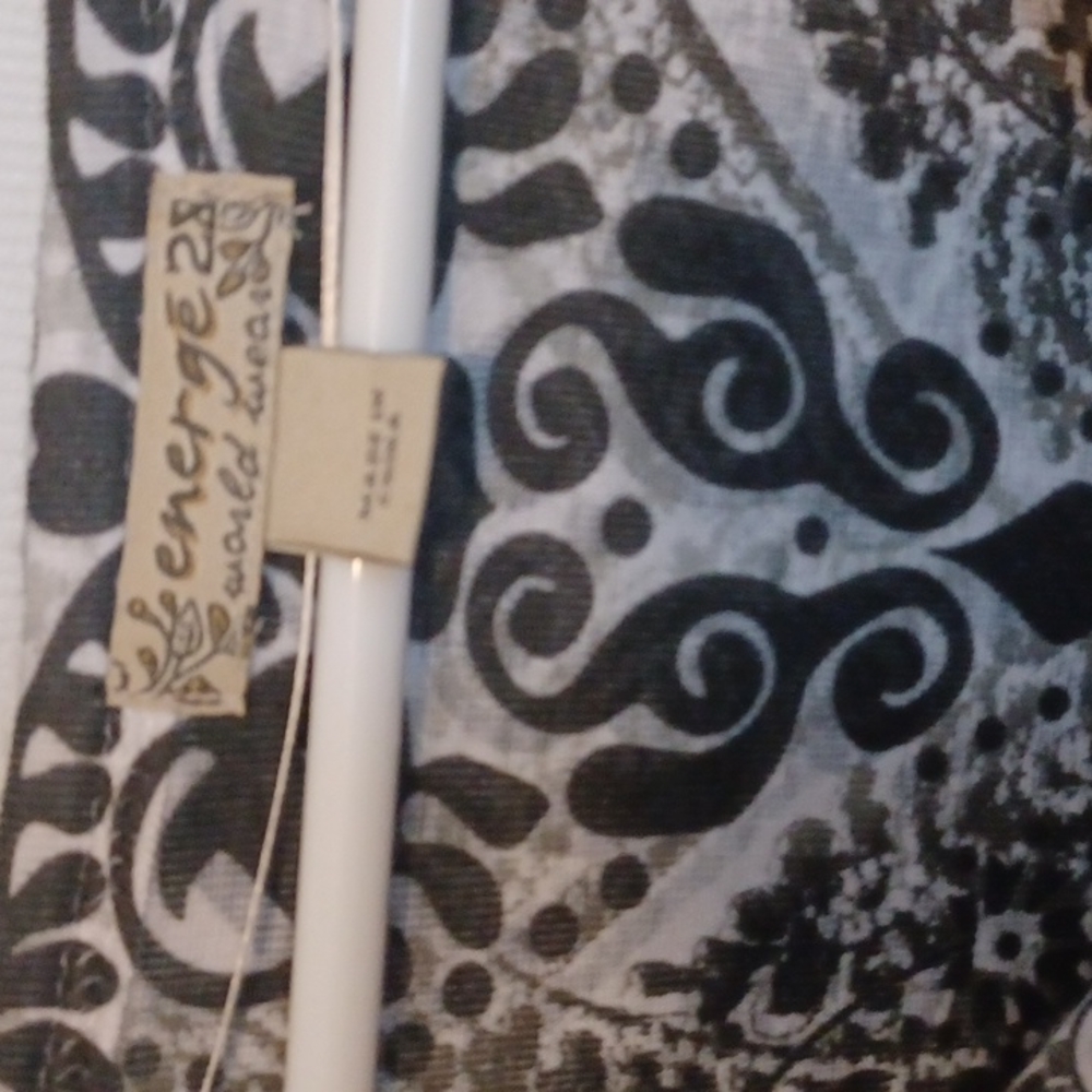 V Neck pattern top - Picture 2 of 8
